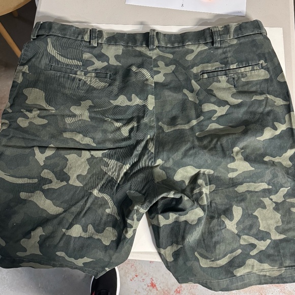 Haggar Clothing camo dress shorts with hidden elastic in the band. Size 40 - Picture 2 of 3